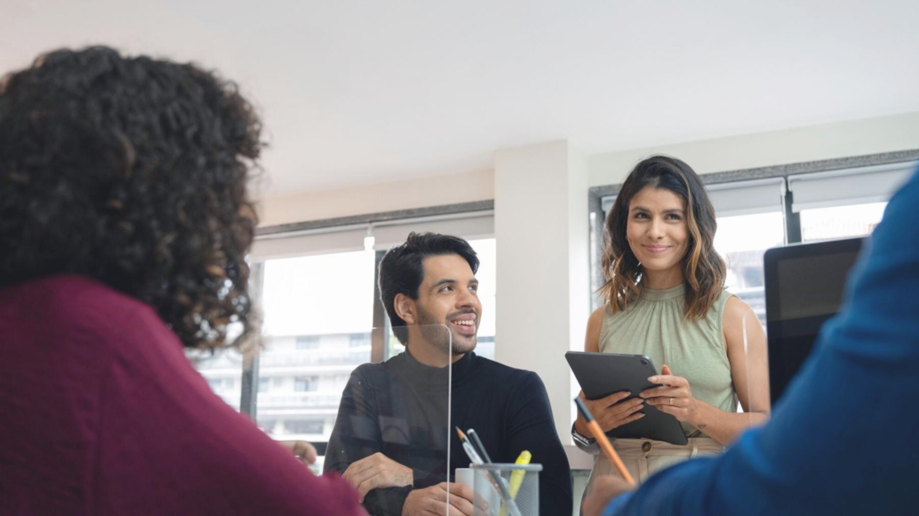 Modernes Büro mit Finanzunterlagen und Laptop