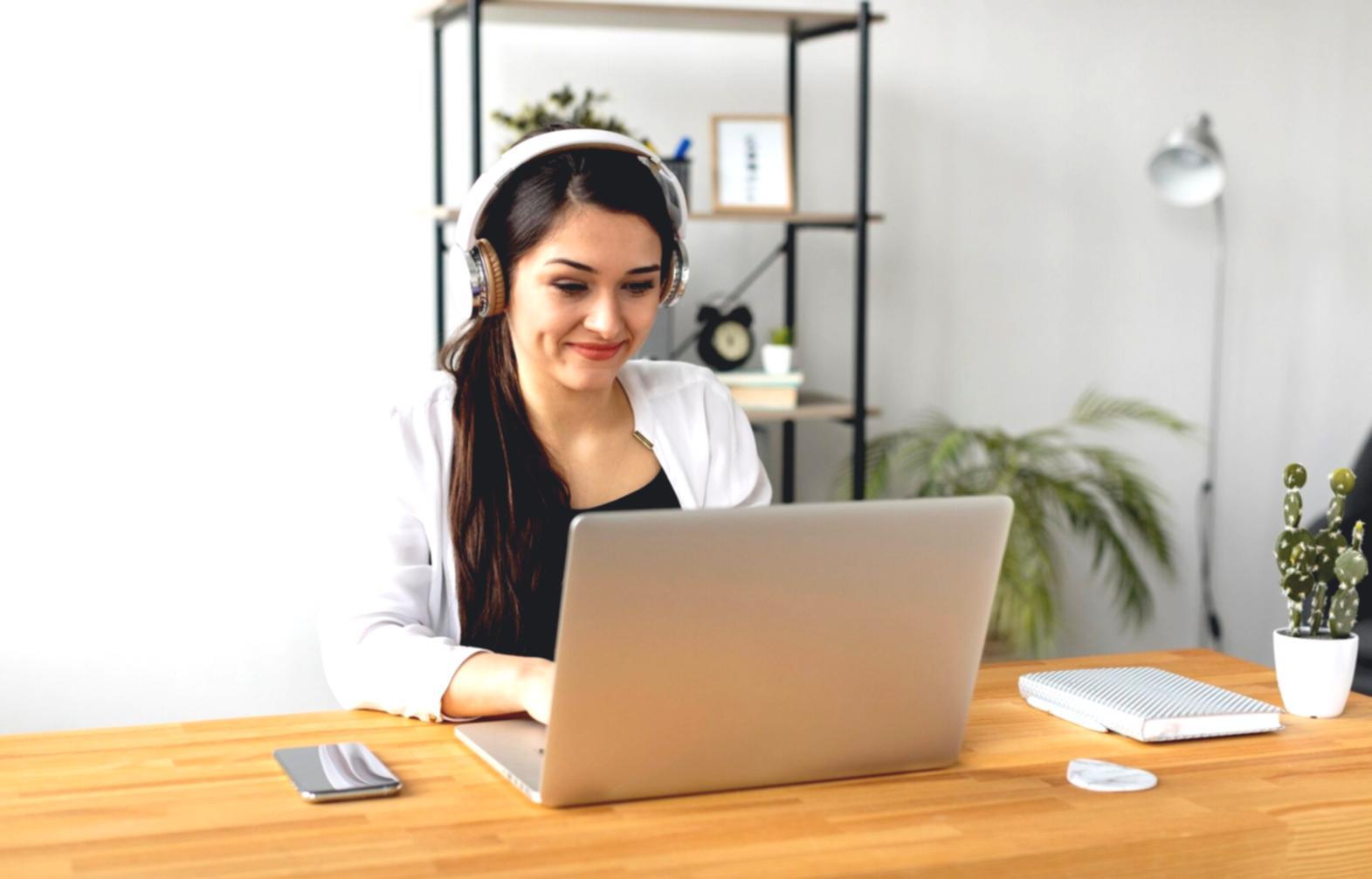 Person arbeitet konzentriert an Finanzberechnungen